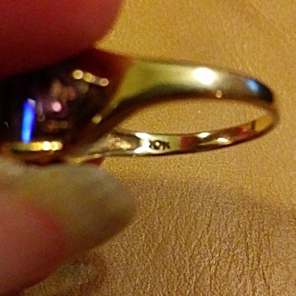 10k gold three amethyst ring, size 7.25 - Picture 8 of 9